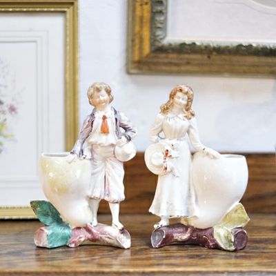 アンティークフラワーベース ペア 陶器 男女の人形モチーフ 花瓶の通販
