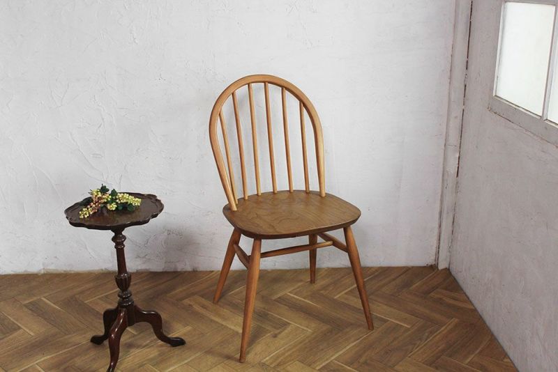 フープバックデザインのヴィンテージアーコールの椅子