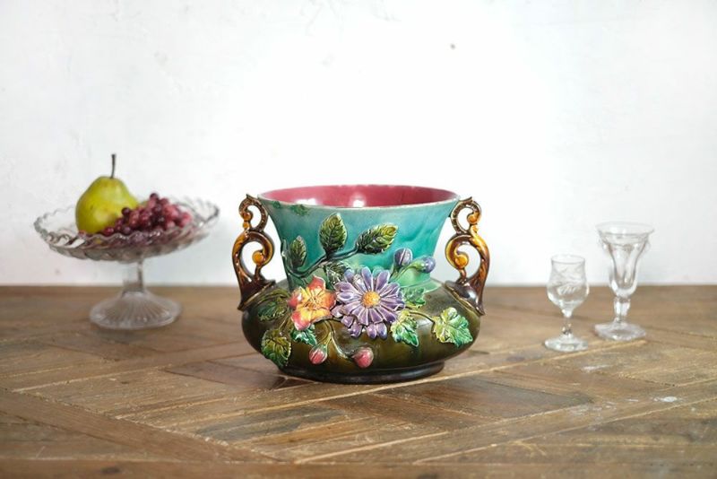 陶器の立体的な花瓶