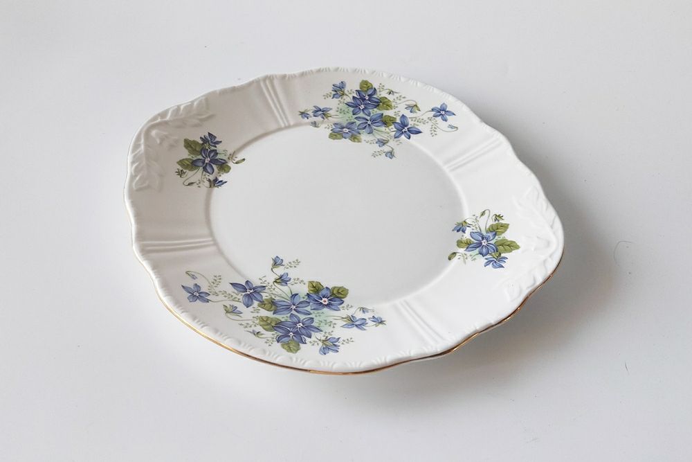 Royal Grafton(ロイヤルグラフトン)の紫のスミレのお花が優雅で美しい陶器ヴィンテージ皿