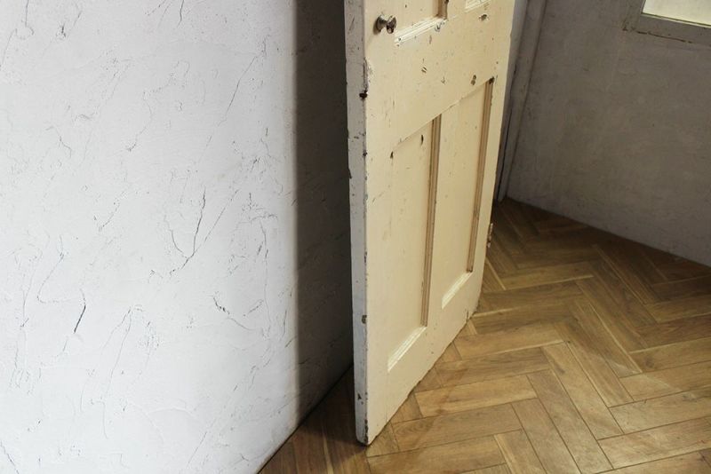 ドアの厚みは4cm