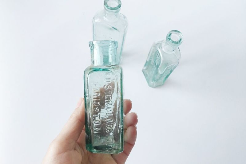 アンティーク メディシンボトル 古い薬瓶 ガラスボトルの通販 アンティークショップMALTOオンライン