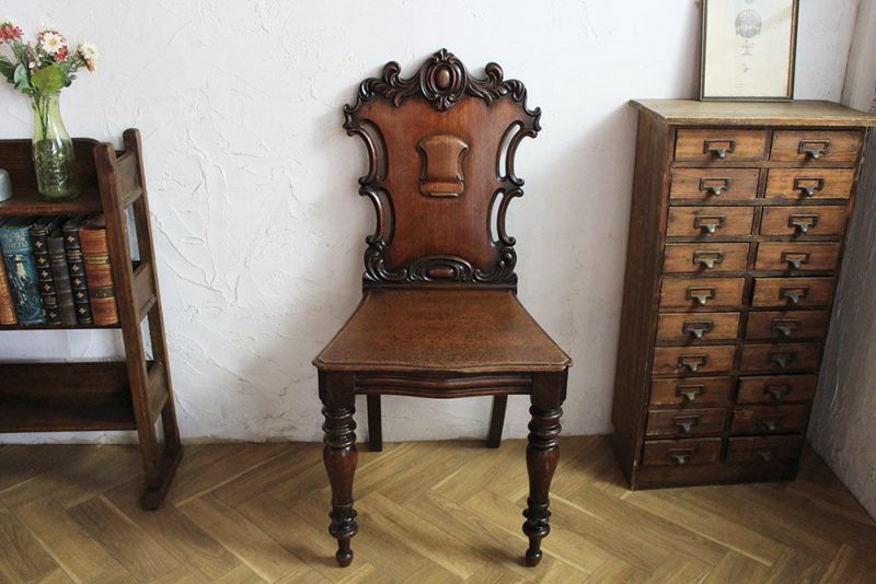 飾り椅子として使われていた贅沢なチェア