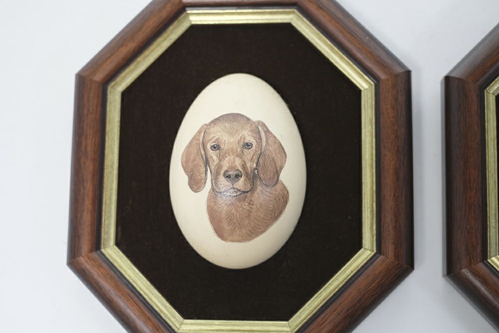 卵に犬のイラストが描かれたオブジェ