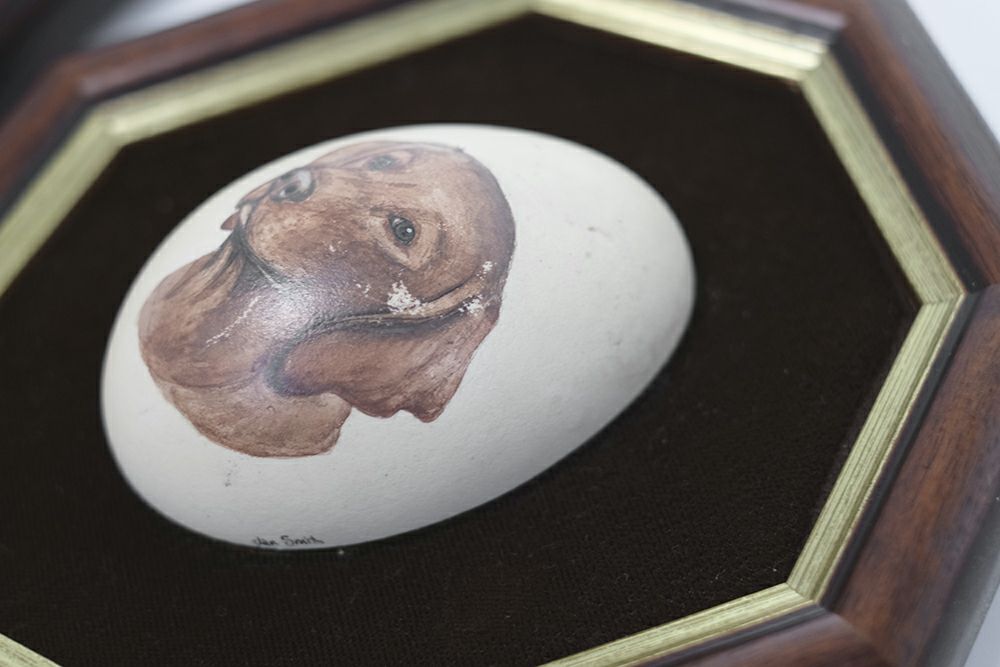 卵に犬のイラストが描かれた可愛いオーナメント