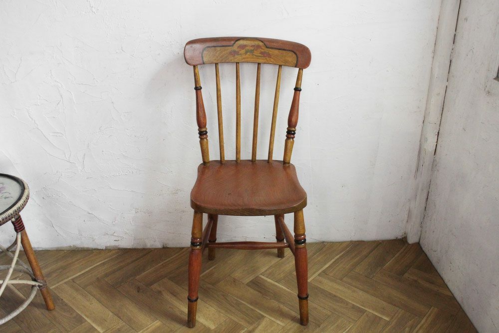 木製のアンティークの椅子