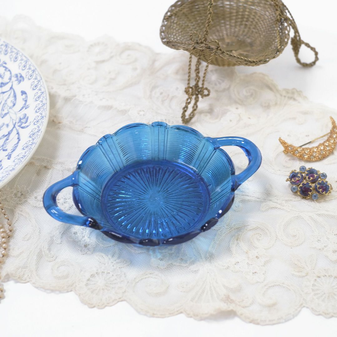 フランスのアンティークガラス耳付き皿ブルー