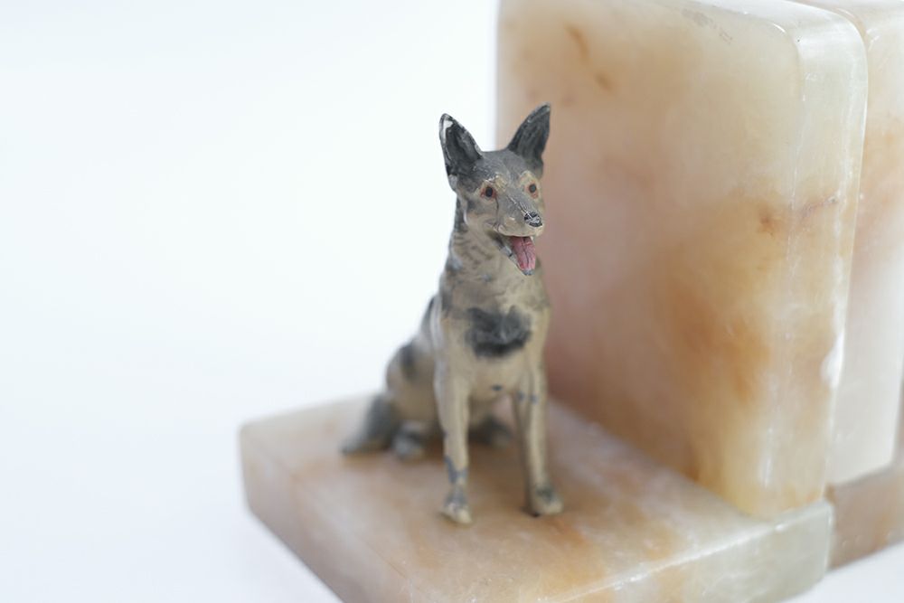 犬の装飾が付いた大理石のブックエンド