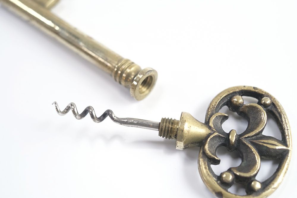 古いアンティーク鍵の形をしたコルクオープナー