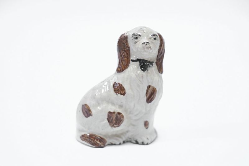 アンティーク犬の陶器の置物