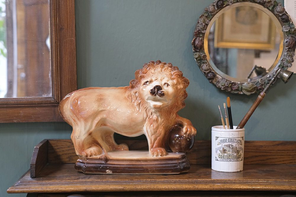 子供のライオンを咥える母ライオン ガーデン彫刻置物オブジェ獅子 