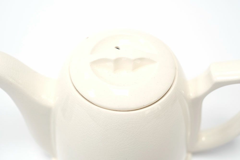 陶器の白いヴィンテージコーヒーポット
