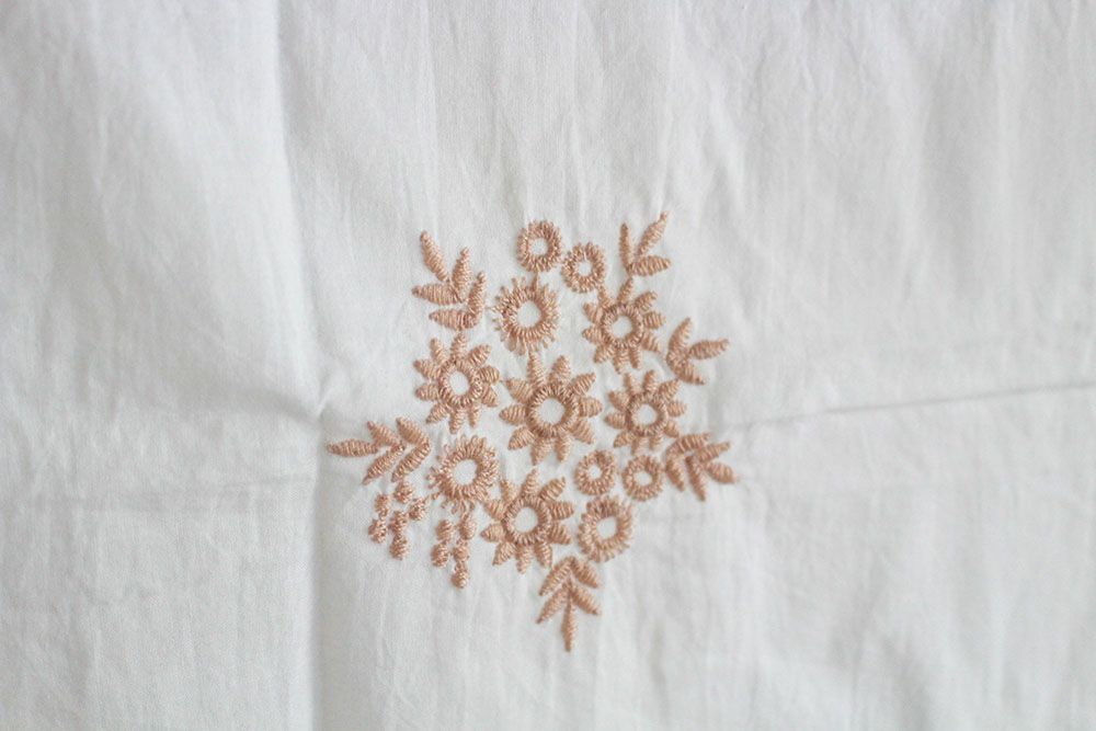 カーテンの花の刺繍