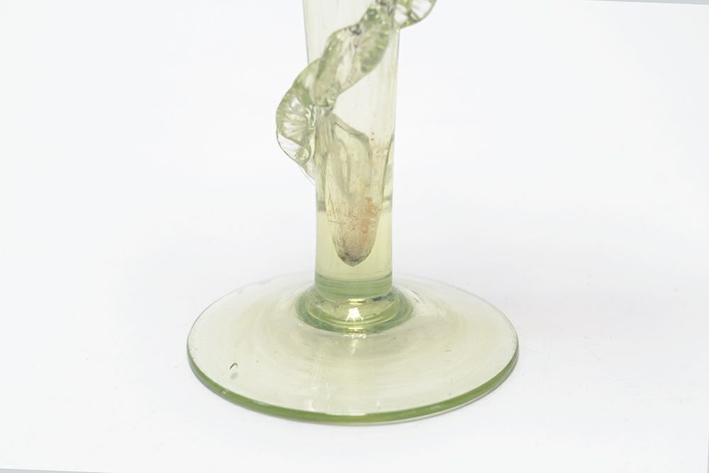 繊細なフリルのアンティーク花瓶