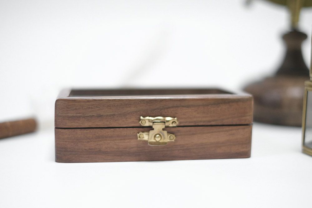 木製の小さなケース