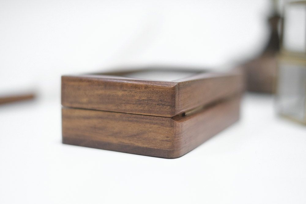 木製の小さなケース