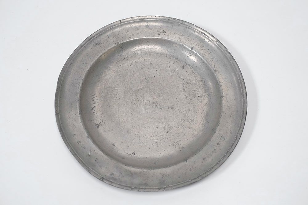 アンティークエタンプレート フランス 丸い形のフランス19世紀の錫製皿1
