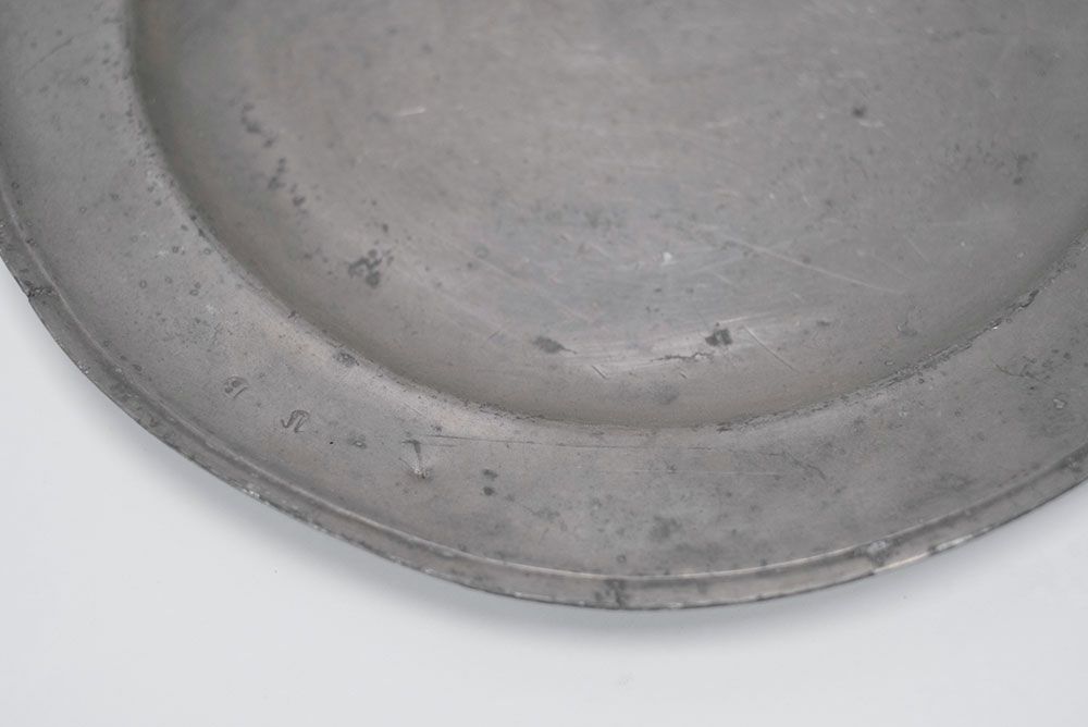 アンティークエタンプレート フランス 丸い形のフランス19世紀の錫製皿 