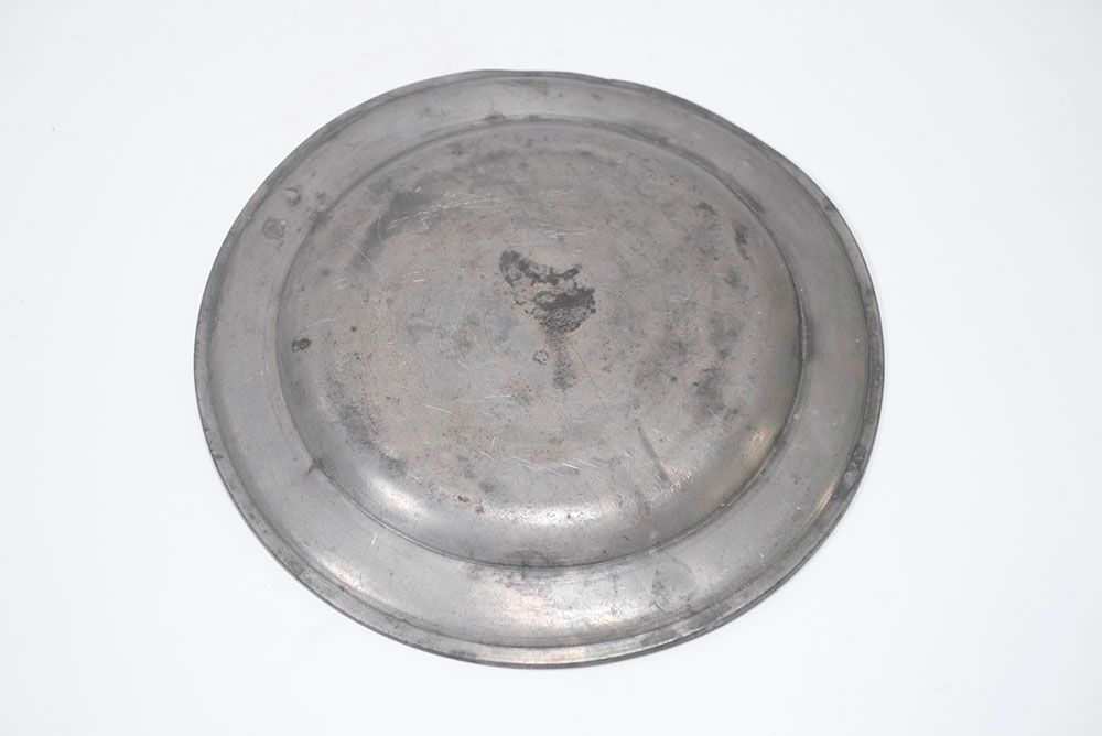 アンティークエタンプレート フランス 丸い形のフランス19世紀の錫製皿裏面