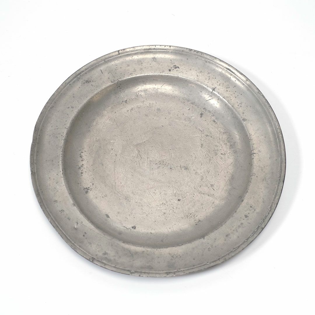 アンティークエタンプレート フランス 丸い形のフランス19世紀の錫製皿 ...