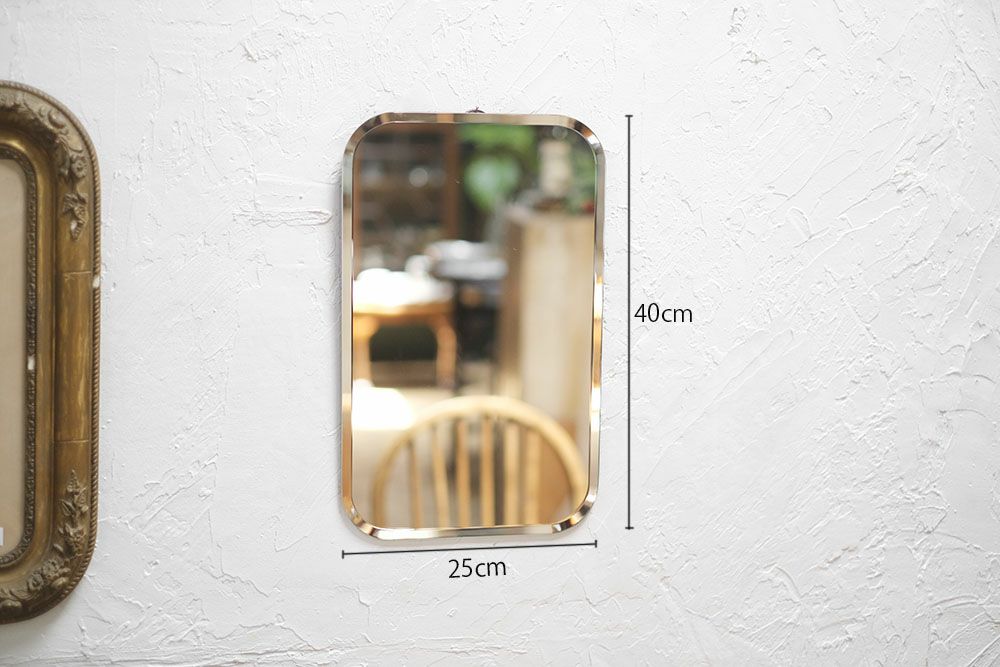 縁が面取りされたフレームのないシンプルな壁掛けミラー バストアップで映る鏡