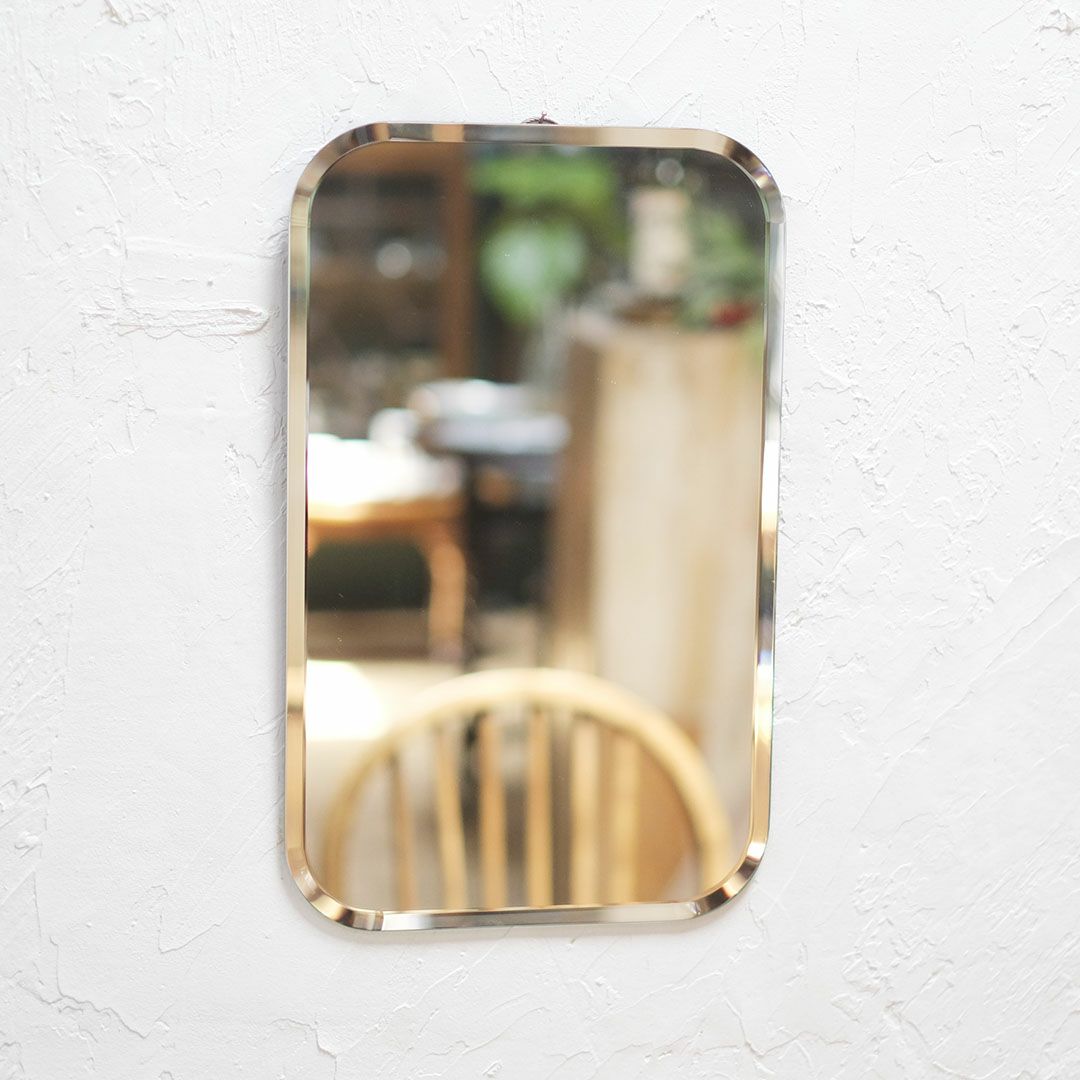 縁が面取りされたフレームのないシンプルな壁掛けミラー バストアップで映る鏡