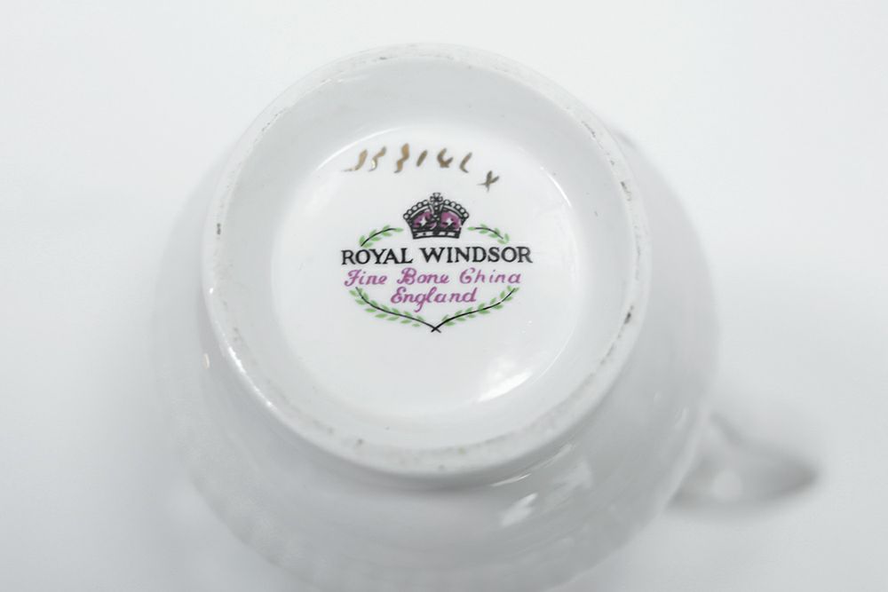 ヴィンテージ マグカップ イギリス 菫 Royal Windsor バイオレット ボーンチャイナバックスタンプ