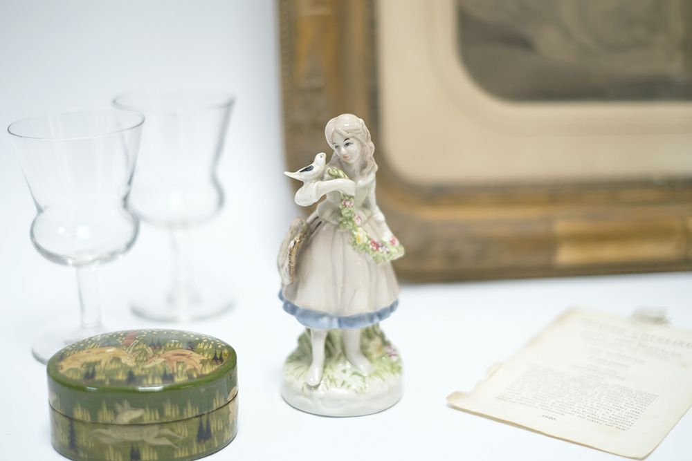 ヴィンテージ フィギュリン イギリス 女の子と鳥 陶器の人形
