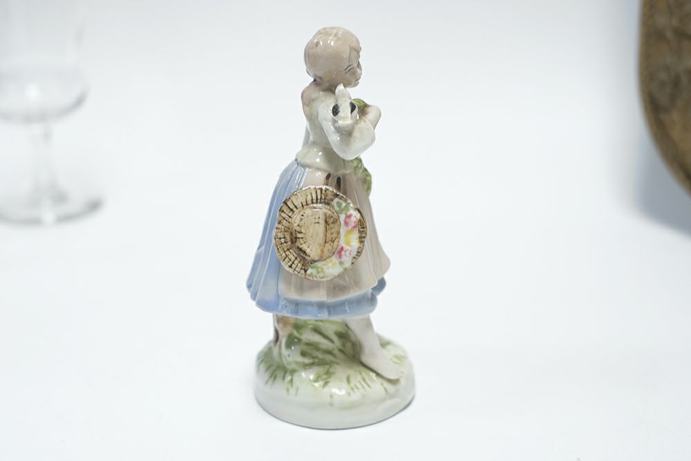 ヴィンテージ フィギュリン イギリス 女の子と鳥 陶器の人形1
