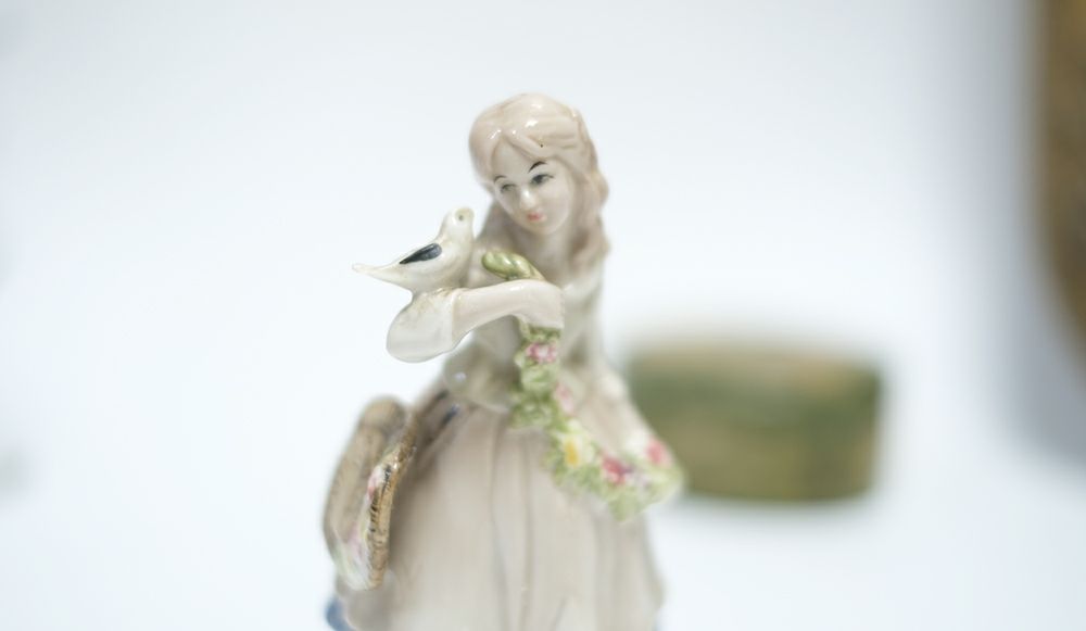 ヴィンテージ フィギュリン イギリス 女の子と鳥 陶器の人形3