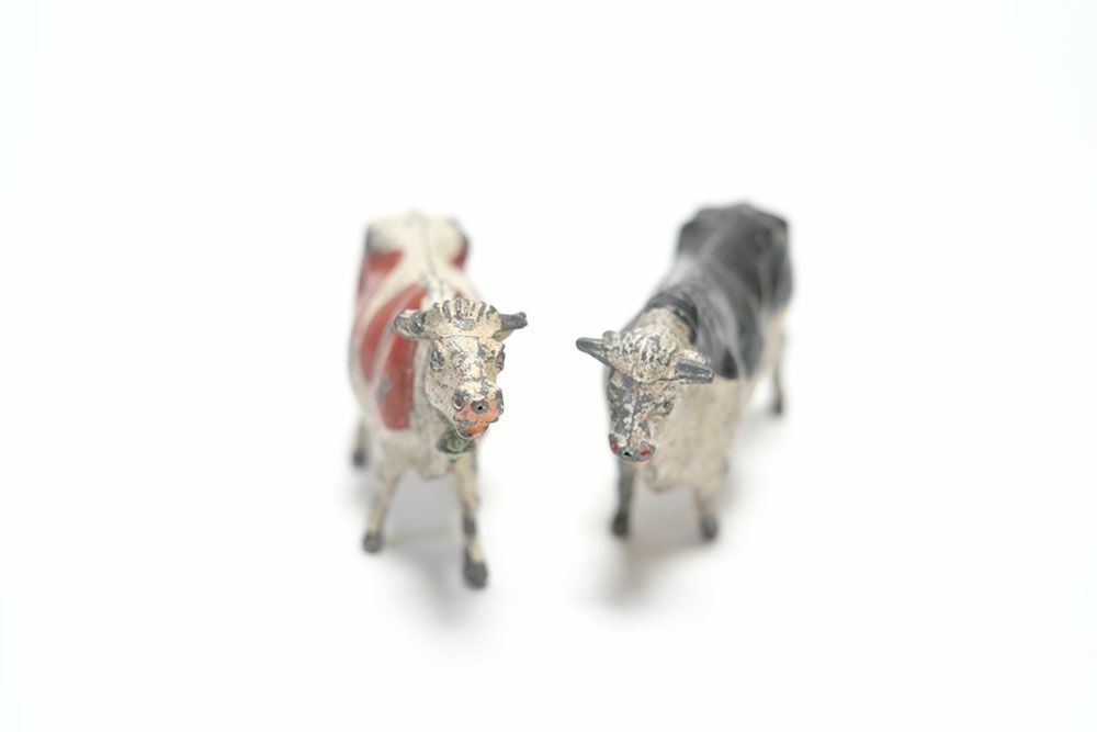 ヴィンテージ牛のオブジェ イギリス 鉄製の小さな置物