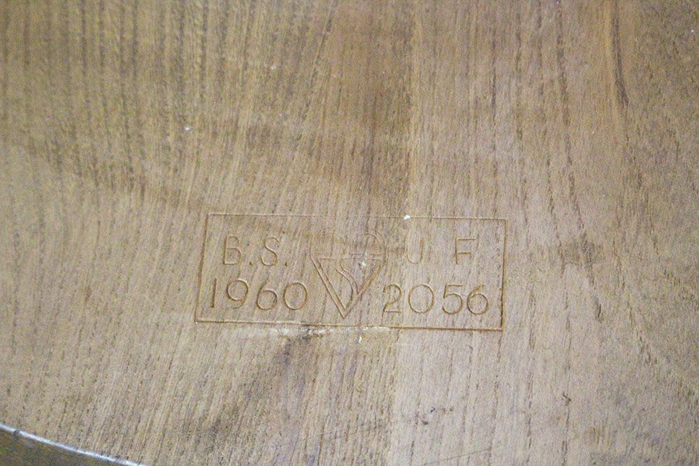 座面裏のアーコールの刻印