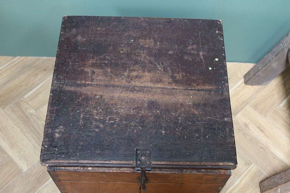 アンティークの木製収納ボックス