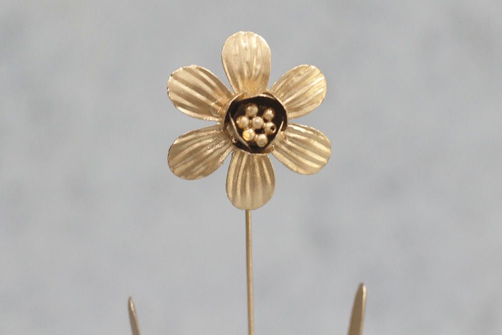 ブリキ製の水仙の花