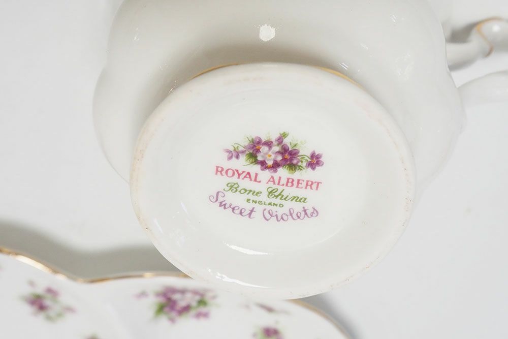 ヴィンテージROYAL ALBERT(ロイヤルアルバート)カップ＆ソーサ Sweet violet イギリス バイオレット 菫バックスタンプ