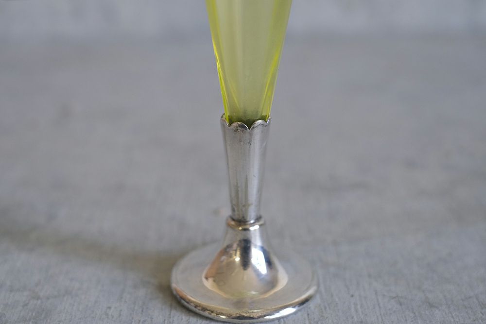アンティーク一輪挿し イギリス ガラスのフラワーベース 花瓶 卓上を彩る専用花器