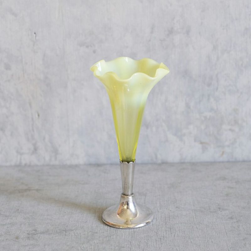 アンティーク一輪挿し イギリス ガラスのフラワーベース 花瓶 卓上を彩る専用花器の通販 アンティークショップMALTOオンライン