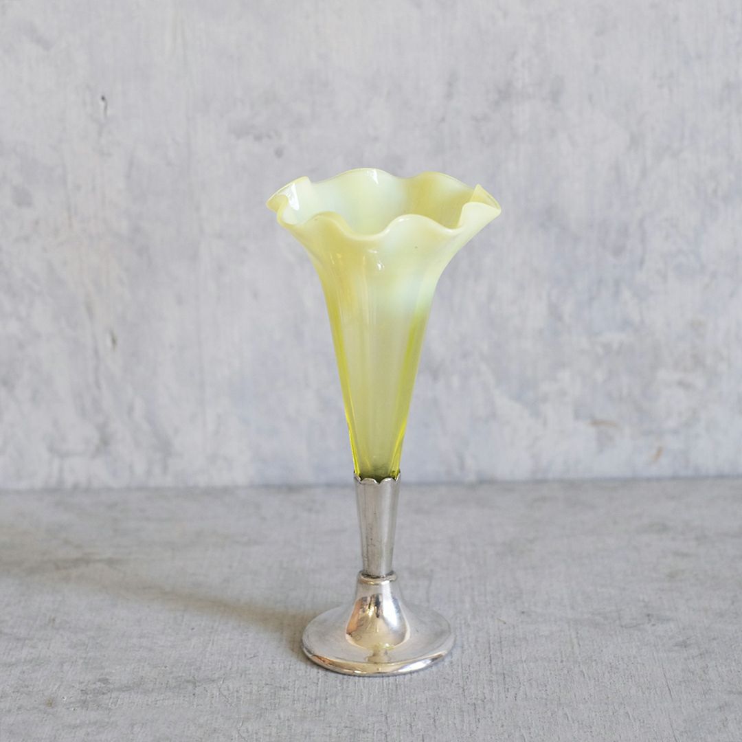 アンティーク一輪挿し イギリス ガラスのフラワーベース 花瓶 卓上を彩る専用花器