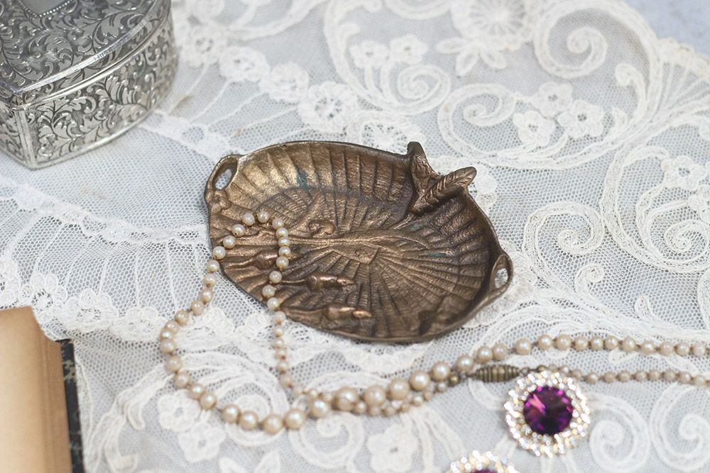 アンティーク ブラストレイ 蝸牛. 自然のモチーフを装飾に取り入れたアールヌゥーボー様式の小さなトレイ