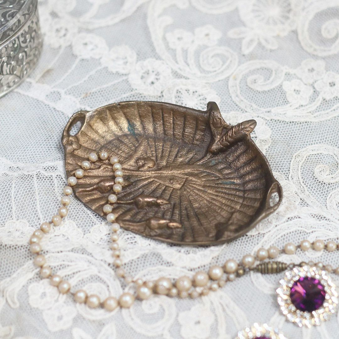 アンティーク ブラストレイ 蝸牛. 自然のモチーフを装飾に取り入れたアールヌゥーボー様式の小さなアクセサリートレイ