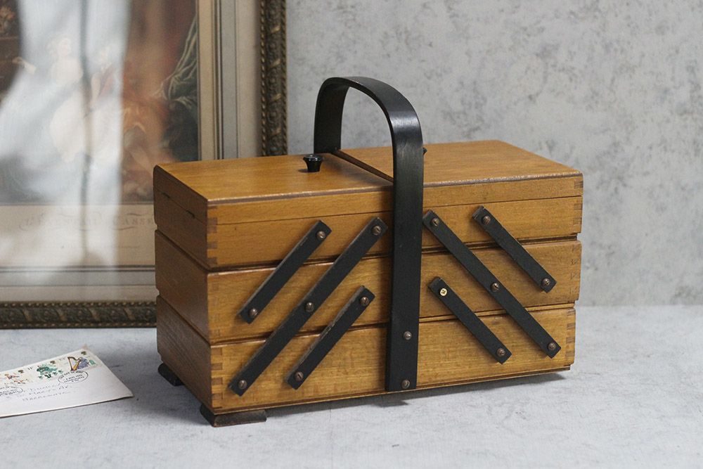 ヴィンテージソーイングボックス イギリス 収納力のある素朴な裁縫箱