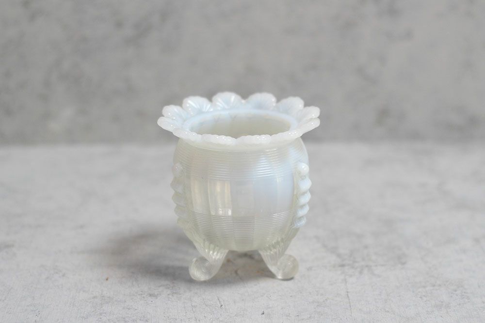 アンティークオパールセントガラスベース フランス ガラスの花瓶1
