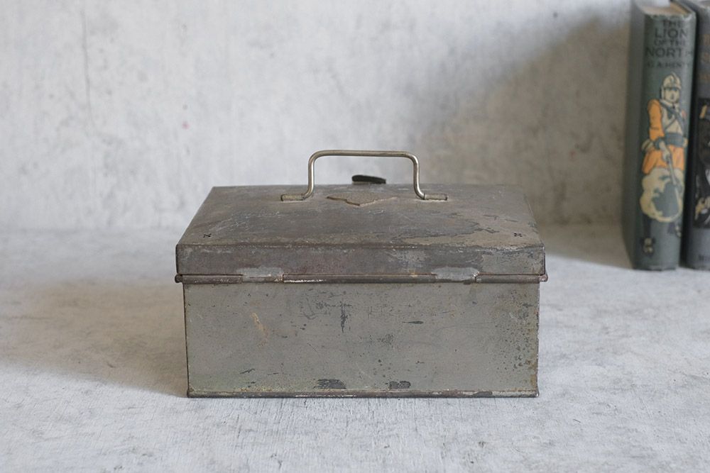 アンティーティンボックス イギリス ブリキ製のジャンクな風合いがかわいい箱