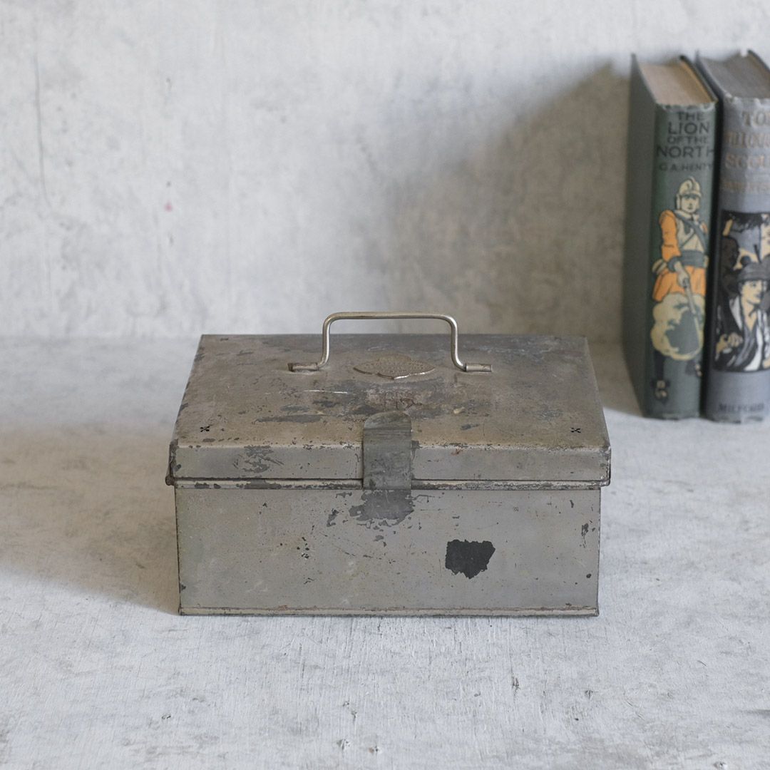 アンティーティンボックス イギリス ブリキ製のジャンクな風合いがかわいい箱
