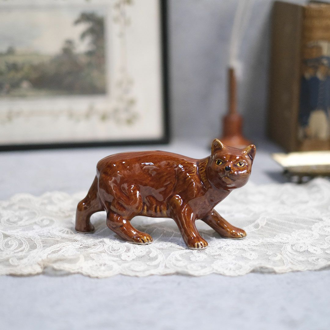 ヴィンテージ フィギュリン イギリス 猫 陶器の置物茶色