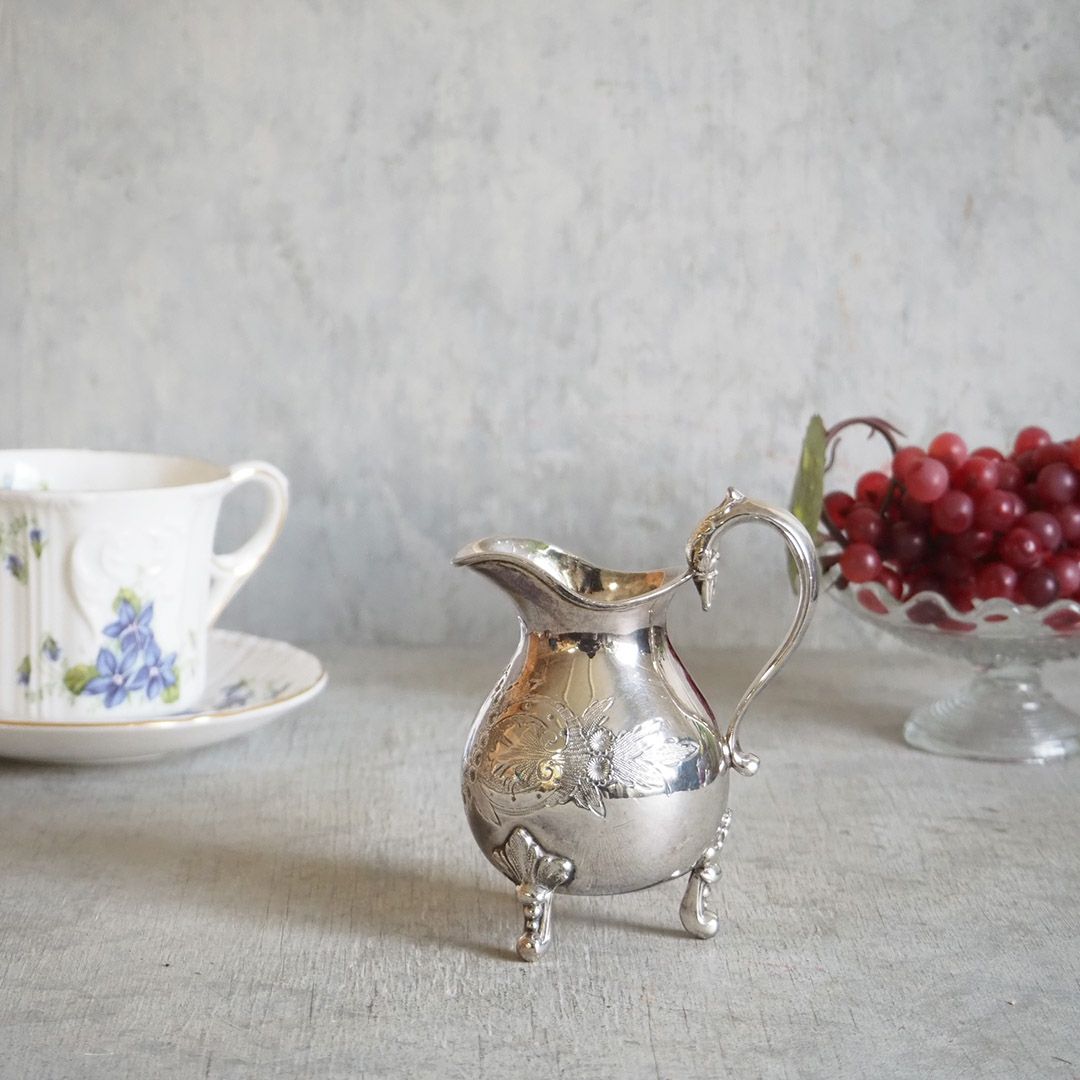 アンティークミルクジャグ イギリス ヴィクトリアンな装飾の可愛らしいクリーマー銀
