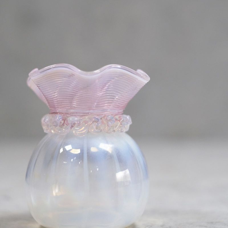 アンティークオパールセントガラスベース イギリス ガラスの花瓶 