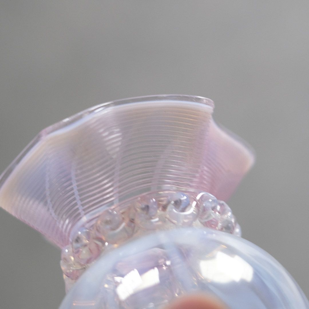 アンティークオパールセントガラスベース イギリス ガラスの花瓶 ピンク