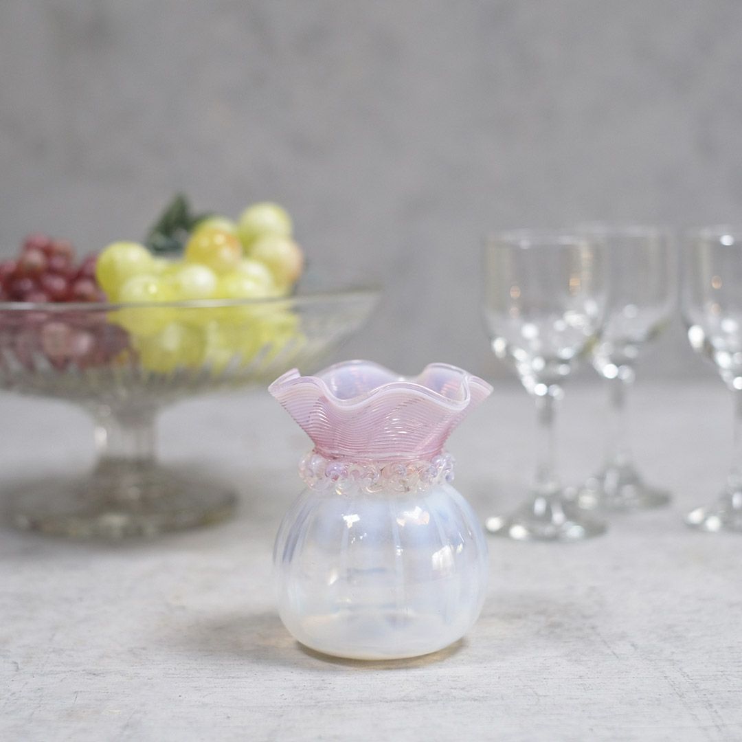 アンティークオパールセントガラスベース イギリス ガラスの花瓶 