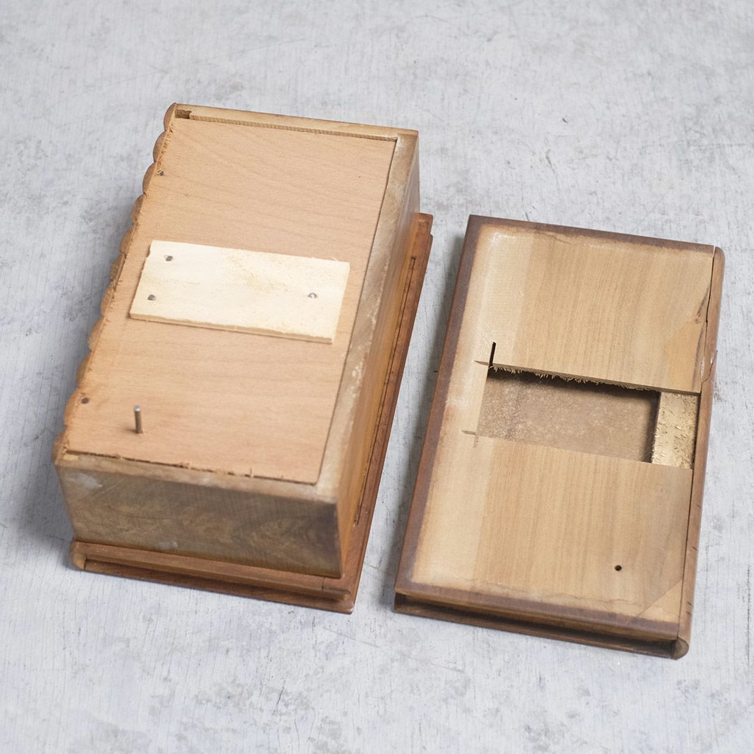 分解した寄木細工の小箱